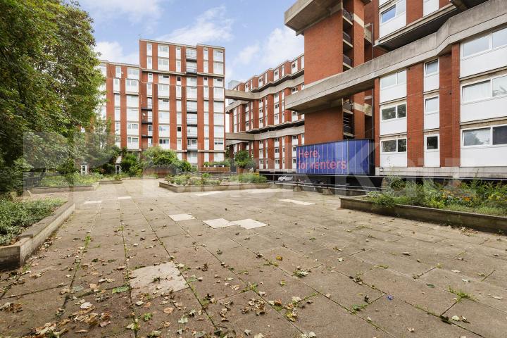 Spacious split level three bedroom flat set within a small purpose built block Crayford Road, Holloway